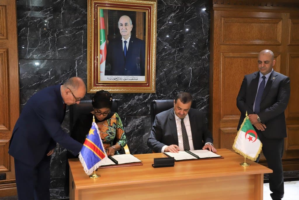 Arqab oversees the signing ceremony of a cooperation agreement in the field of hydrocarbons with his Congolese counterpart
