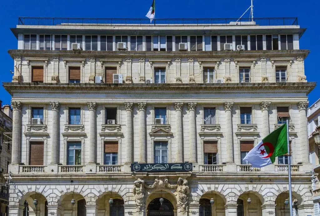 Bank of Algeria Calls for Easing Access to Banking Services for Families
