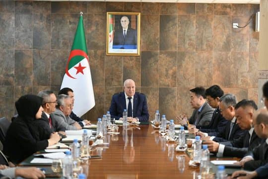 Bashir discusses project development with a delegation from a Chinese group