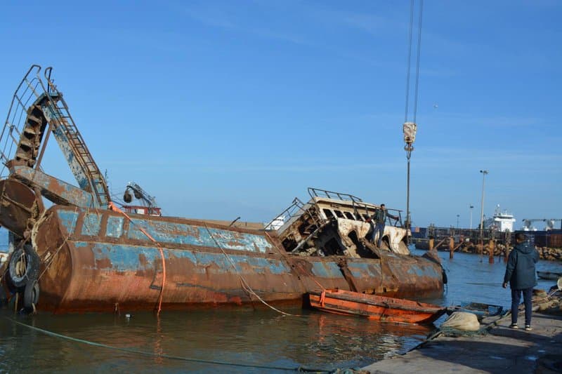 Ending Navigational Hazard.. Start of Removing the Wreck of the Ship 'Al-Salam' at the Port of Mostaganem