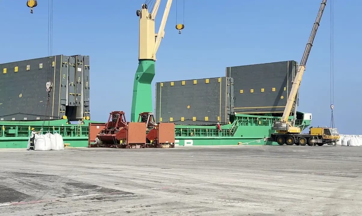 Export of two shipments of cement and glass from the port of Tenes