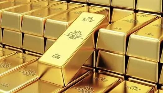 Gold Rises as Oil Prices Decline