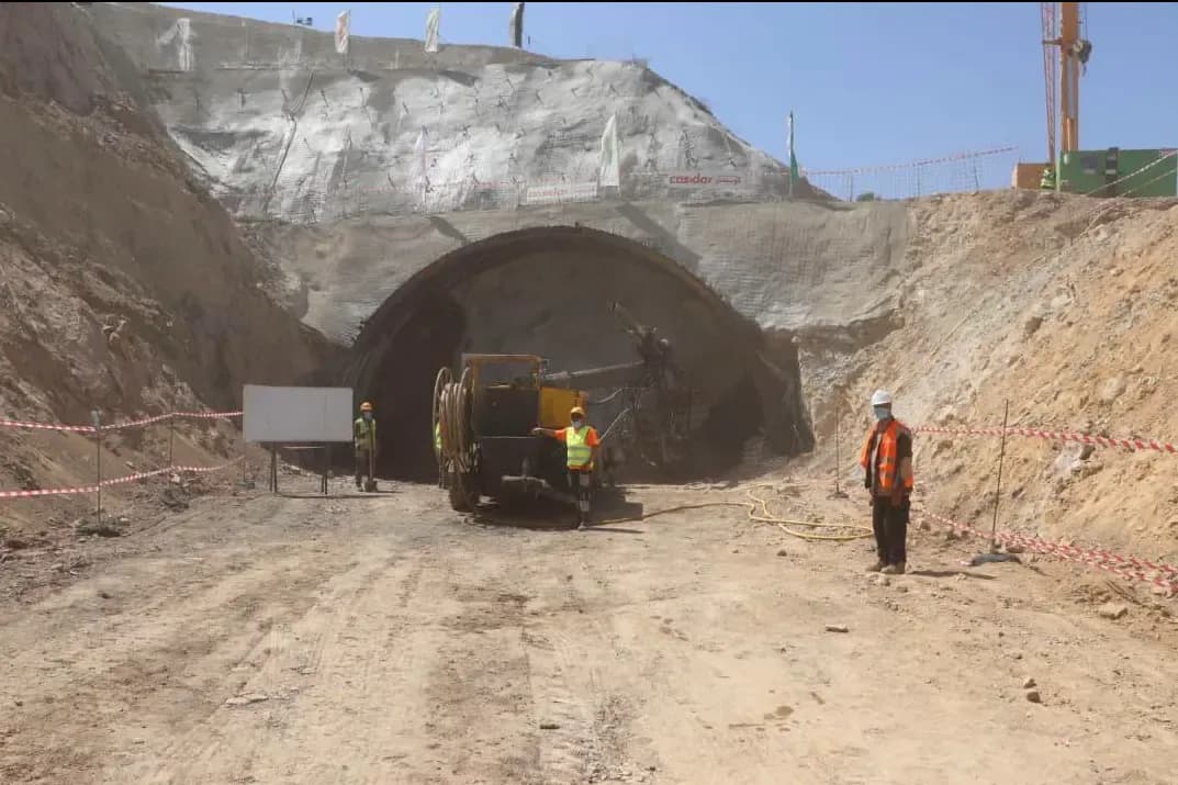 Jalawi inspects the workshops of the Eastern Mining Railway Project in Souk Ahras