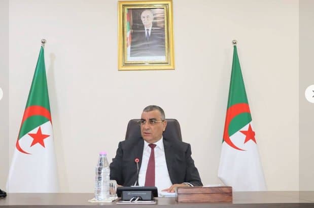 Jlaoui chairs a meeting to follow up on the progress of strategic projects in the sector