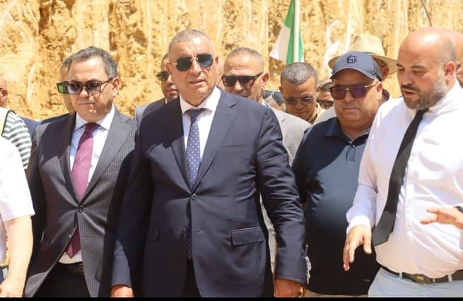 Jlaoui inspects the progress of the Eastern Mining Railway Project in Tarf
