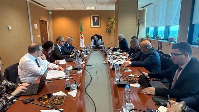 Minister of Internal Trade Reviews Sector Reforms Before IMF Delegation