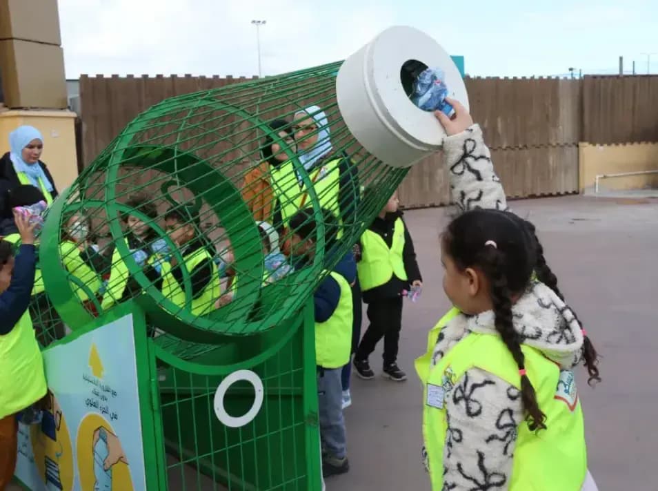 Model Initiative for Sorting and Recovering Plastic Bottles in Commercial Centers