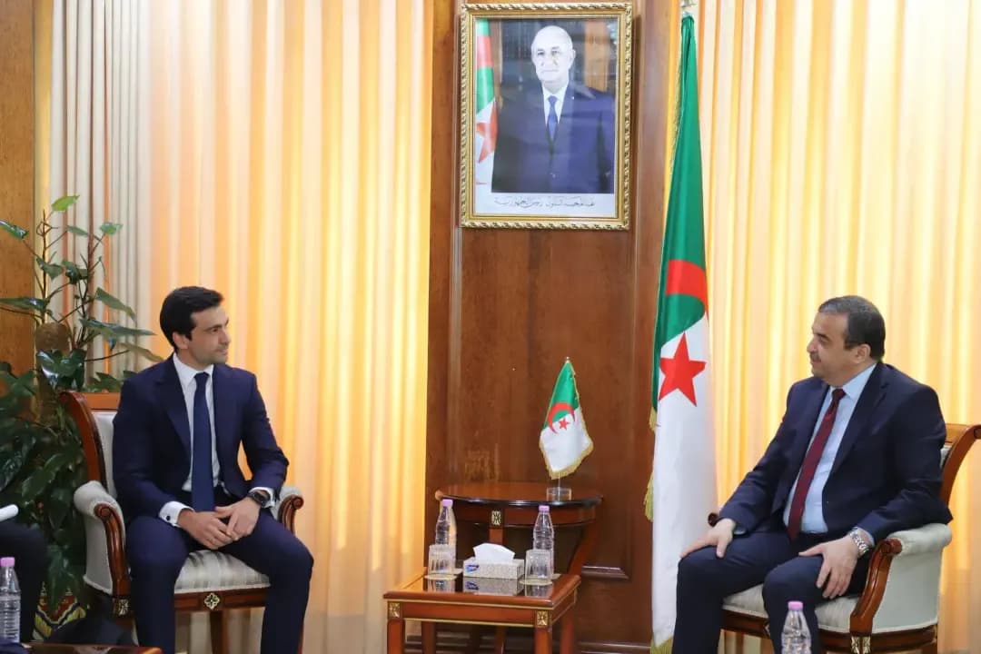 Mr. Arqab Receives a Delegation from the Company 'Arvlo'