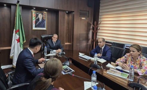 Mr. Rzig discusses with the CEO of Huawei Algeria ways to enhance cooperation in the field of digitization in the foreign trade sector