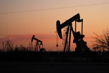 Oil and gold prices experience sharp fluctuations in global markets