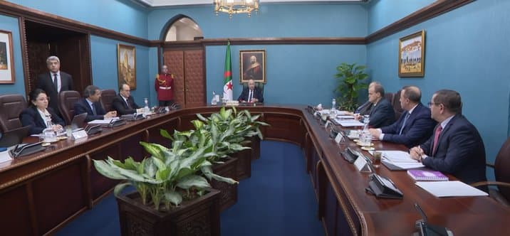 President Tebboune chairs a working meeting on the protection of national production and regulation of imports