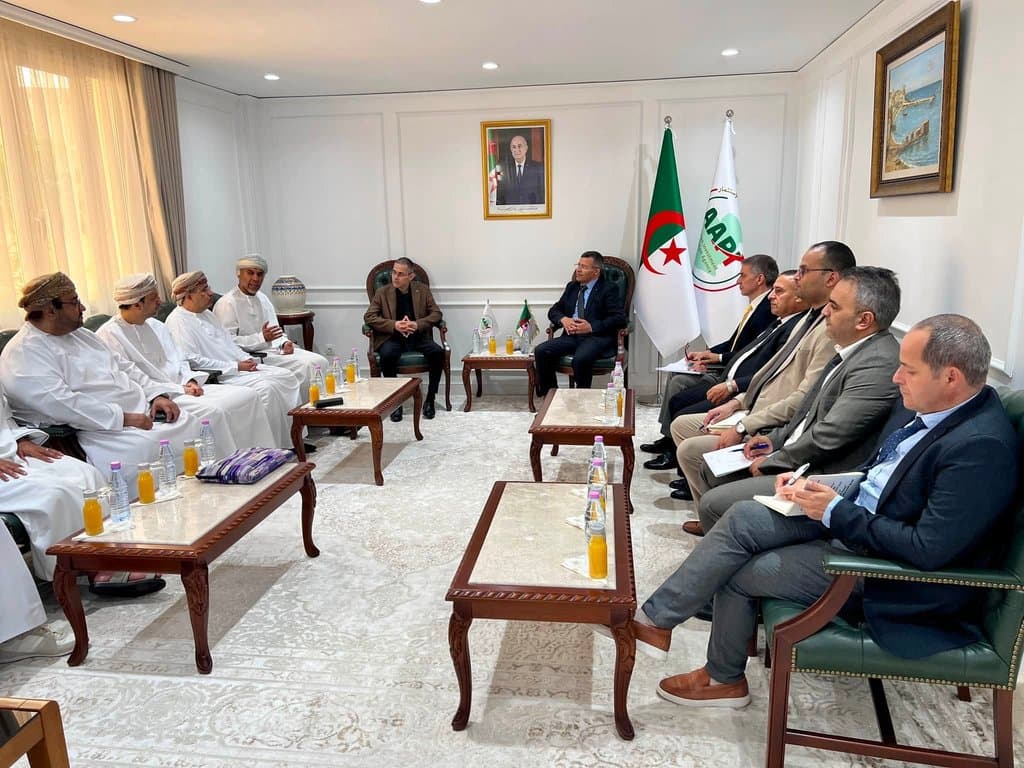 Rakach discusses investment opportunities in digitization and artificial intelligence with an Omani business delegation