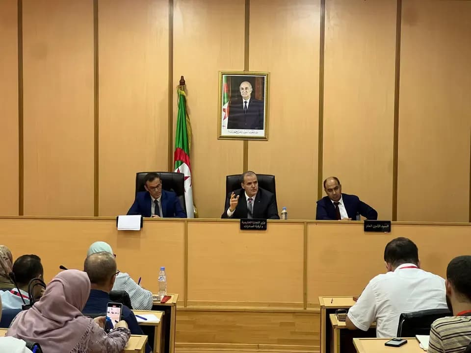 Rzig supervises a workshop on the digital platform for import