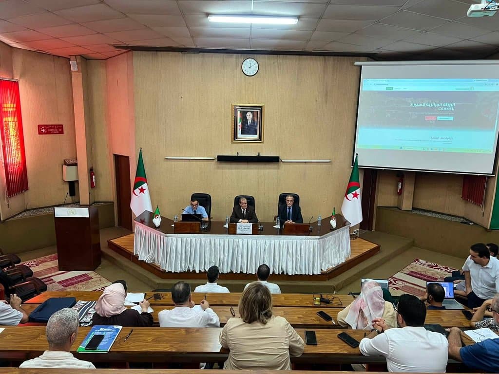 Rziq supervises a workshop on the digital platform for managing and monitoring service imports