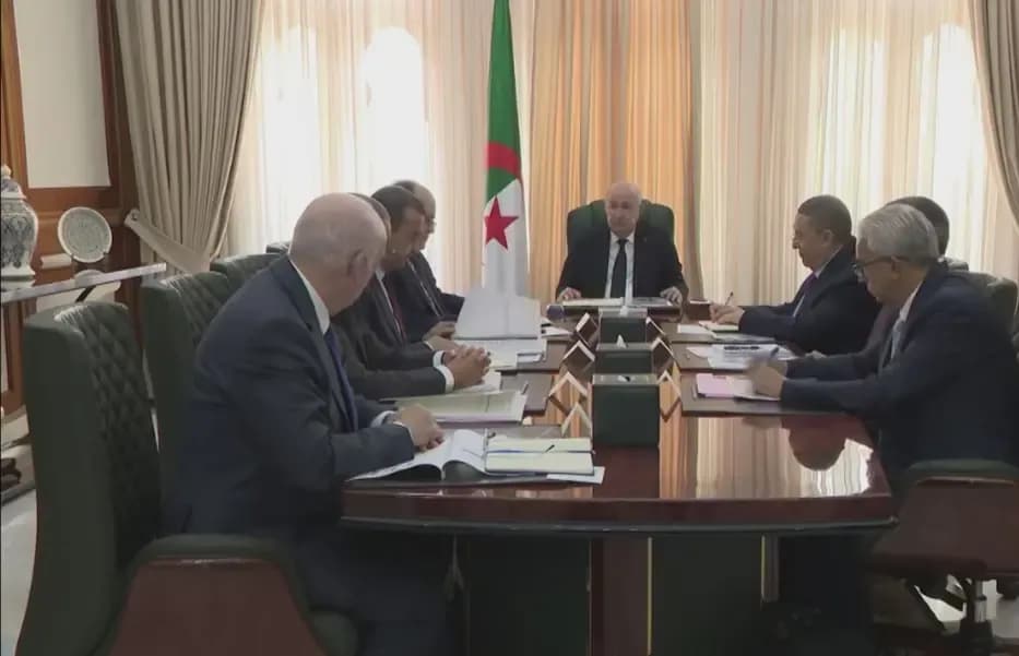 The President of the Republic chairs a working meeting to follow up on the progress of structuring projects