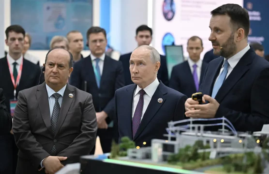 The Prime Minister visits the pavilions of the economic exhibition accompanied by the heads of the participating delegations