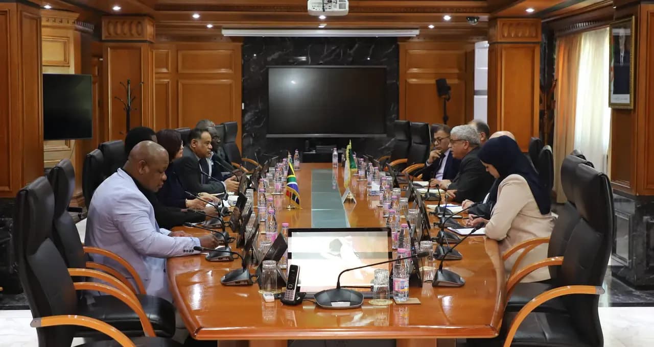 The Secretary General of the Ministry of Energy Receives a Delegation from the Oil Sector in South Africa
