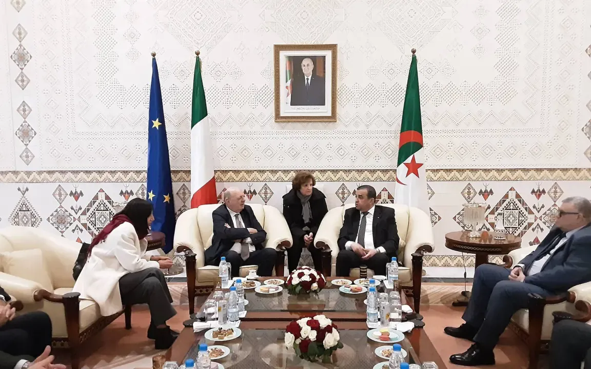 Arqab Receives Italian Minister of Environment and Energy Security at Houari Boumediene Airport