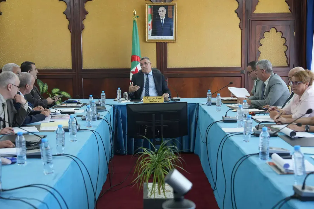 Bouzegza chairs a meeting to follow up on the remote connection of new desalination plants