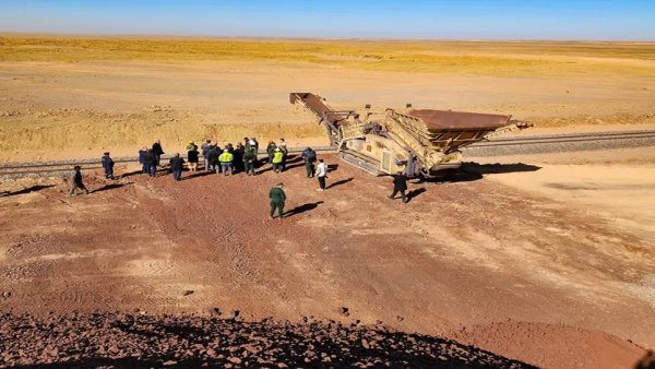 Final touches for the transport of the first shipment of iron ore