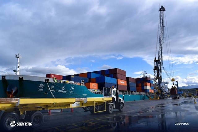 First 'Transshipment' Operation at the Port of Gent Gent