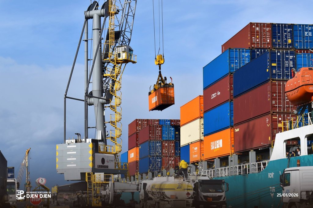 Genghen Port Records First 'Transshipment' Operation at National Level