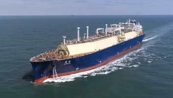 Giant Chinese Oil Tanker Attempts to Cross the Strait of Hormuz
