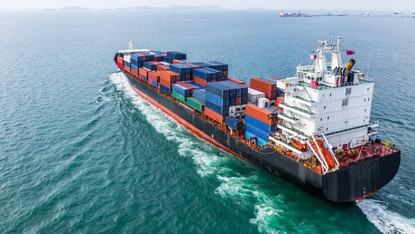 Imports and freight: the real economy held hostage by unpredictable management