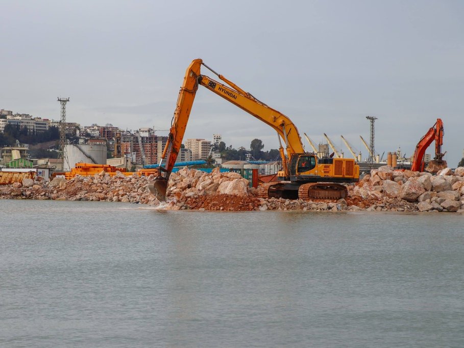 Jalawi chairs a working meeting to follow up on the progress of the Annaba phosphate port expansion project