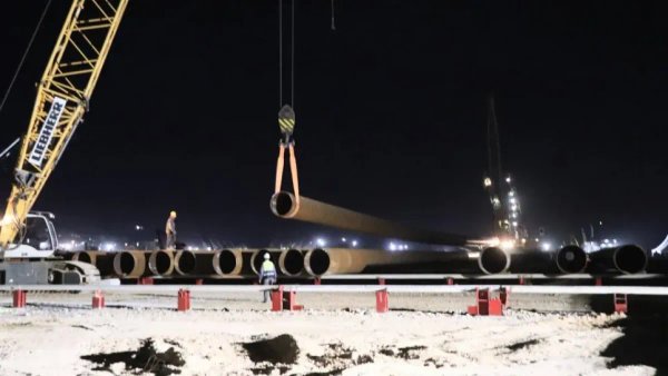 Jelawi inspects night work at the mining dock