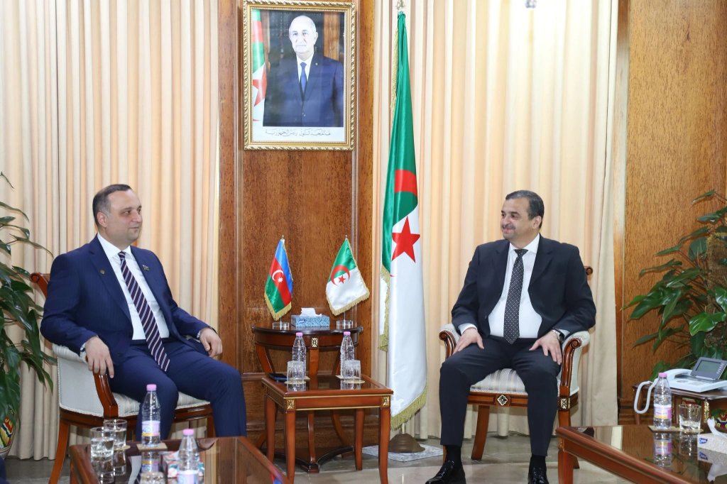 Mr. Arqab discusses with an Azerbaijani delegation the expansion of bilateral partnership