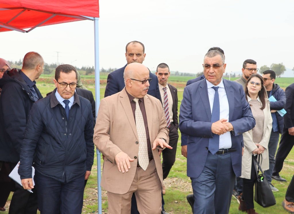 Mr. Djalawi inspects a section of the East-West highway and visits the Public Works Institute in the province