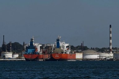 Oil Rises as US-Iranian Tensions Continue