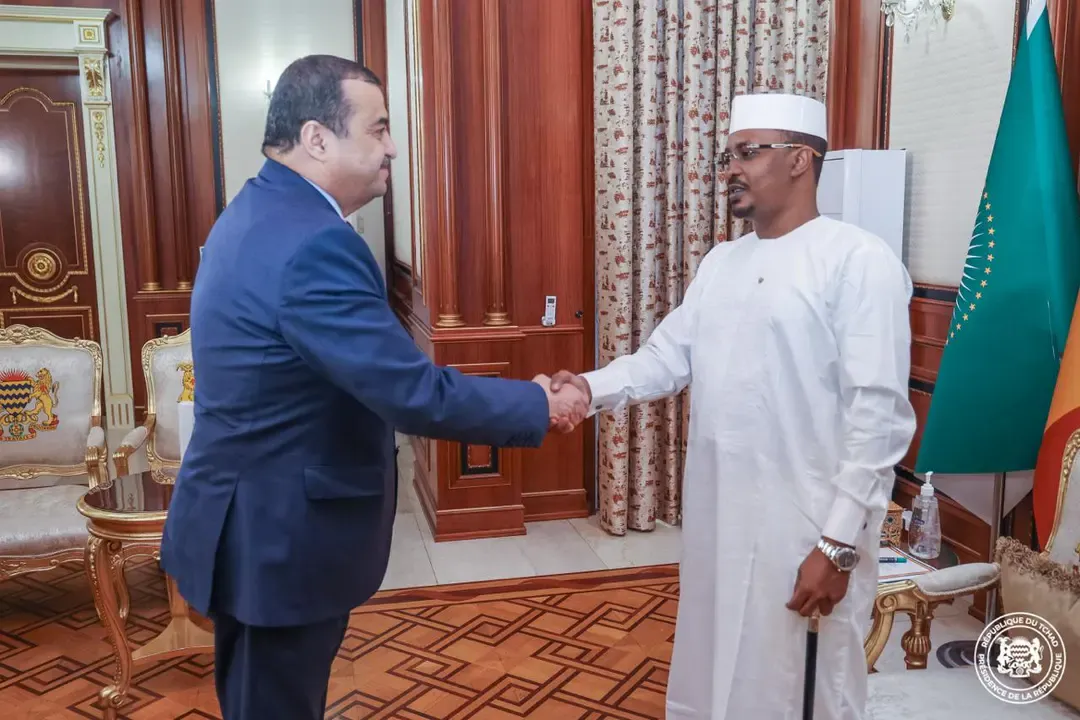 Representing the President of the Republic, Mr. Arqab receives Benjamina from the President of Chad