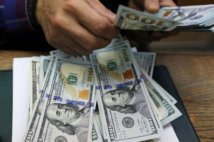 Reuters: The US dollar falls affected by Trump's threats