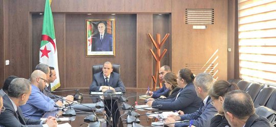 Rzig chairs a working meeting with producers and importers of school supplies