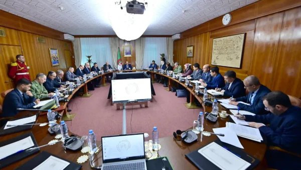 Seifi chairs a meeting on the automotive industry