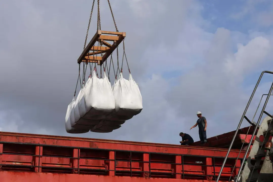 Shipment of 19,000 tons of cement and clinker to Italy and Libya