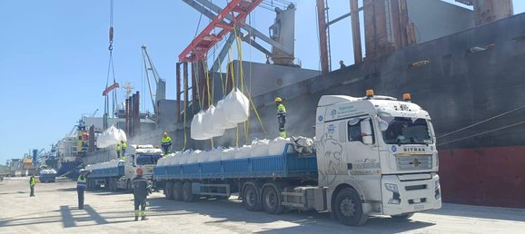 Shipment of 20,000 tons of white cement as part of an export operation to Guatemala