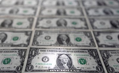 The dollar rises as oil prices increase amid inflation fears