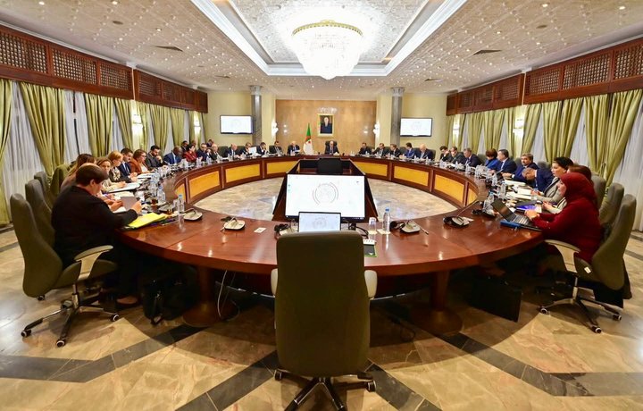 The Prime Minister chairs a government meeting to study complementary program projects - Iqtissad Al Balad