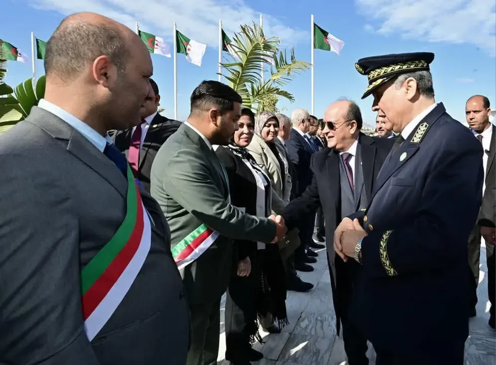 The Prime Minister follows up on the unloading of the first shipments of iron from Gara Djebilet in Oran