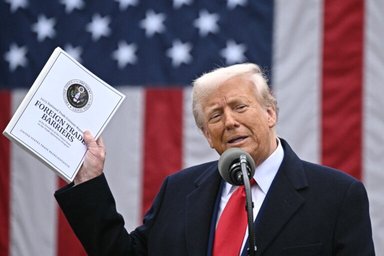 Trump Signs Executive Order Imposing Tariffs on Countries Selling Oil to Cuba