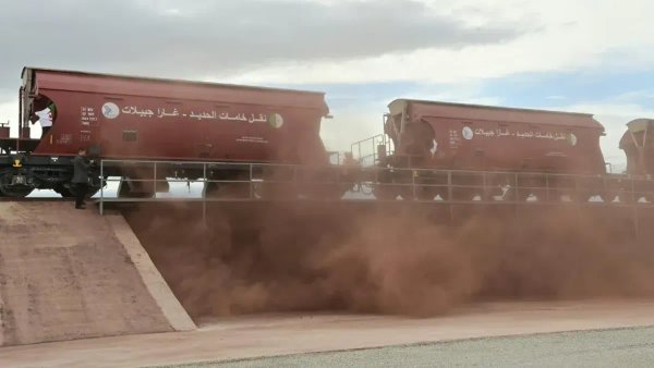 Unloading of the first shipment of iron ore in Oran (Video)